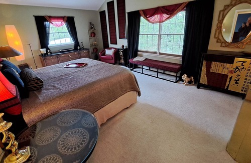 Lexington House | HUGE 3BR HOUSE ON 8 ACRES. AMAZING PORCHES, POOL TABLE, & NO EXTRA FEES! YAY!