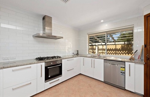 Bull Creek House | Huge 4bed-2bath Family Home - Close to Everything and Everything you Need