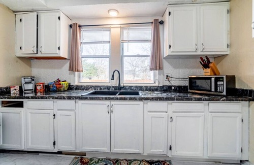 Akron House | HUGE 5 Bed, 2 Bath Central Akron Group House