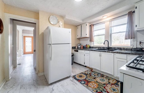 Akron House | HUGE 5 Bed, 2 Bath Central Akron Group House