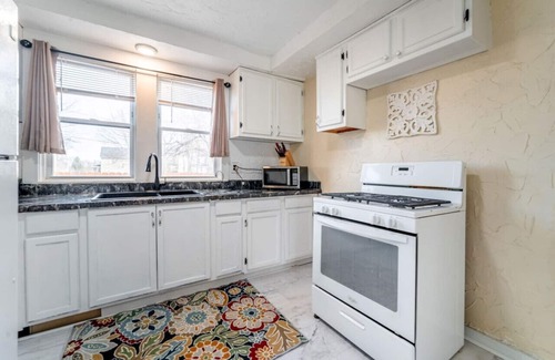 Akron House | HUGE 5 Bed, 2 Bath Central Akron Group House