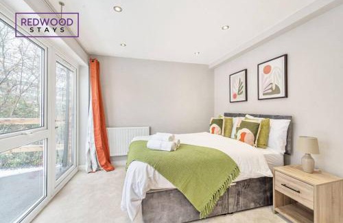 Rushmoor District House | HUGE 5 Bed 3 Bath House For Contractors & Families, X2 FREE PARKING, FREE WiFi & Netflix By REDWOOD STAYS
