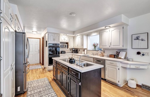 Green Bay House | Huge 5 bedroom home close to everything!