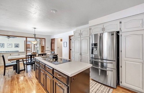 Green Bay House | Huge 5 bedroom home close to everything!