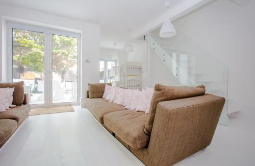 Kilburn House | HUGE 5 storey 4 bed Terraced family home in Queens park