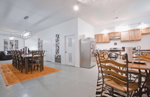 South Main Historic District House | HUGE 5000 sqft condo - 2 blocks Beale, 11 beds 3king & 8queen, 3 bath, prkng lot