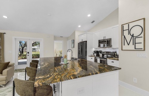 Willoughby Acres House | Huge 5BR Heated Pool, BBQ, 3 Suites Nr Beaches,Pets OK
