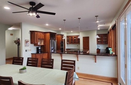Cleveland Bed & Breakfast | Huge 6 bedroom home near wineries & Helen attractions, sleeps 14 guests