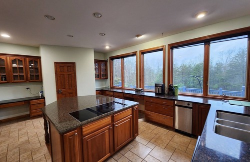 Cleveland Bed & Breakfast | Huge 6 bedroom home near wineries & Helen attractions, sleeps 14 guests