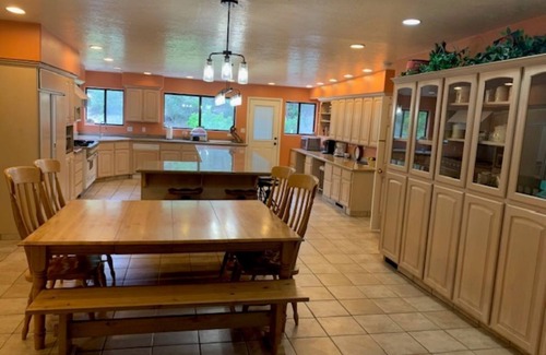 Zion National Park East Entrance House | Huge! 6 BR, 6 bath, Miles: Zion 12, Bryce 60, Grand Canyon 85, Golf 0
