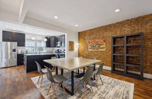 Petworth House | Huge 6 Queen Bed home with two decks & Parking