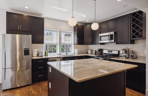 Petworth House | Huge 6 Queen Bed home with two decks & Parking