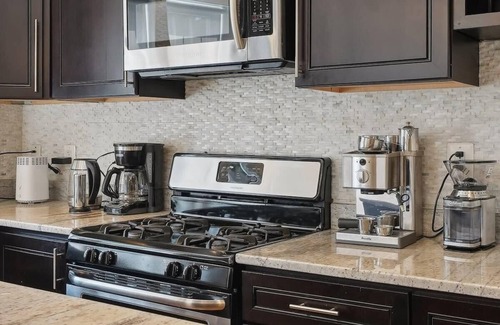 Petworth House | Huge 6 Queen Bed home with two decks & Parking
