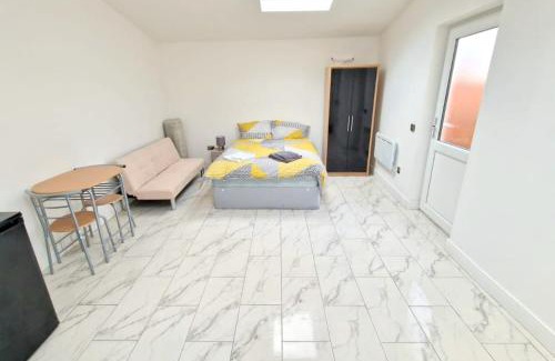 Broad Green House | Huge 7-bedroom House in Croydon