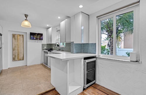 Seybold House | Huge 8 BR Heated Pool HotTub Tropical Oasis Villa