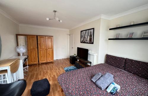 Hammersmith Apartment | Huge and affordable 3 bedroom flat in Hammersmith for 7 people with welcome breakfast