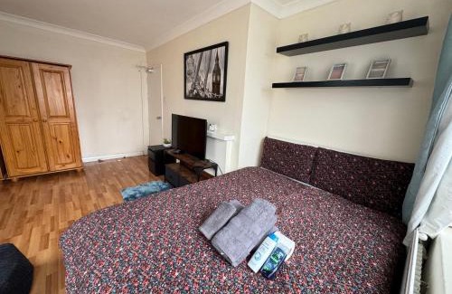 Hammersmith Apartment | Huge and affordable 3 bedroom flat in Hammersmith for 7 people with welcome breakfast