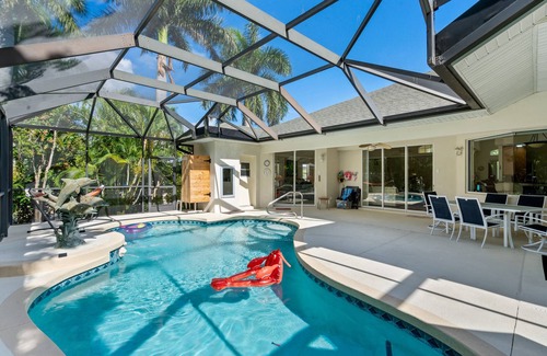 Laurel Villa | Huge Beach Villa, Mins To Beach With Private Salt Water Heated Pool