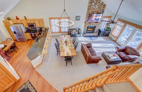 Tannersville Cabin | ⭐️ Huge Cabin 3min to Camelback + Hot Tub, Pool, Fireplace, Grill & Deck