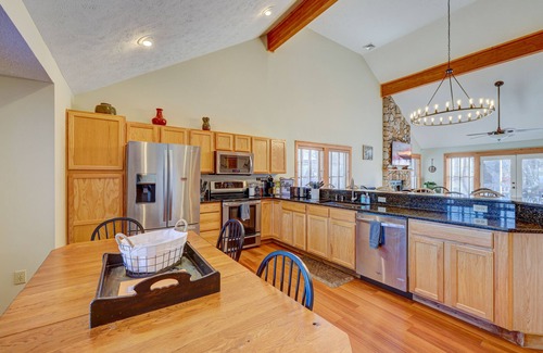 Tannersville Cabin | ⭐️ Huge Cabin 3min to Camelback + Hot Tub, Pool, Fireplace, Grill & Deck