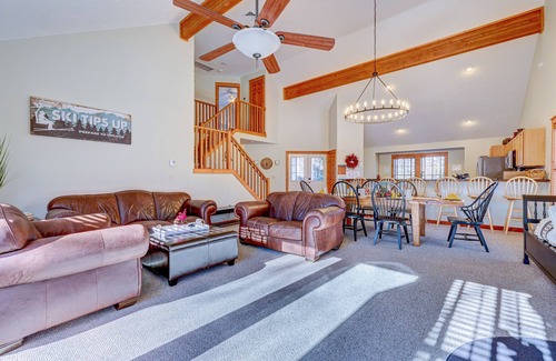 Tannersville Cabin | ⭐️ Huge Cabin 3min to Camelback + Hot Tub, Pool, Fireplace, Grill & Deck