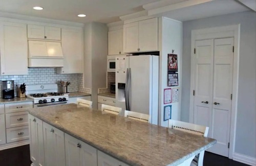 Yankee Hill Condo | Huge condo in historic hotel near Lake Michigan/Parks/Festivals w/parking