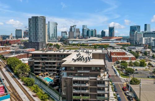 Downtown Nashville Apartment | HUGE downtown corner unit- Pool-Gym-Walk 2 Broadway