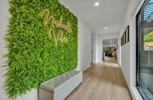 Downtown Nashville Apartment | HUGE downtown corner unit- Pool-Gym-Walk 2 Broadway