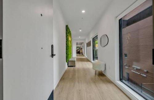 Downtown Nashville Apartment | HUGE downtown corner unit- Pool-Gym-Walk 2 Broadway