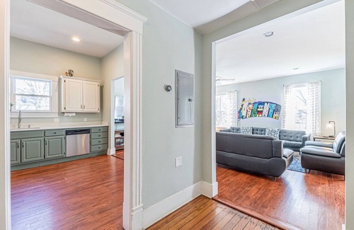 West End House | Huge Duplex Home with 9 bedrooms!