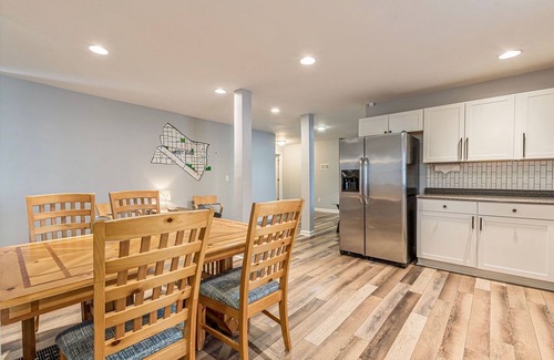 West End House | Huge Duplex Home with 9 bedrooms!