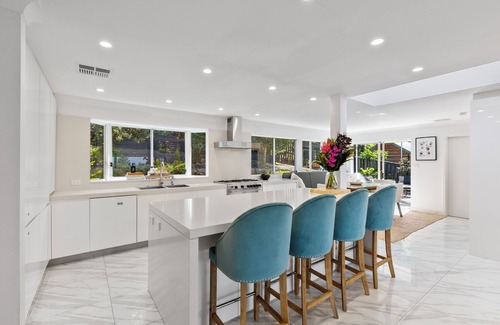 Newport Villa | HUGE ENTERTAINERS HOME - Villa Aix - Minutes to the Sea - Magnesium Heated Pool