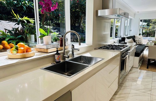 Newport Villa | HUGE ENTERTAINERS HOME - Villa Aix - Minutes to the Sea - Magnesium Heated Pool