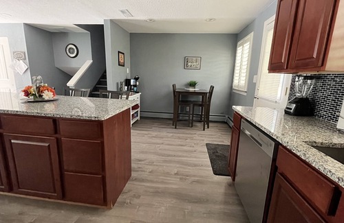 Oak Park House | ~ Huge Family Retreat w/Movie Theater & Game Room~