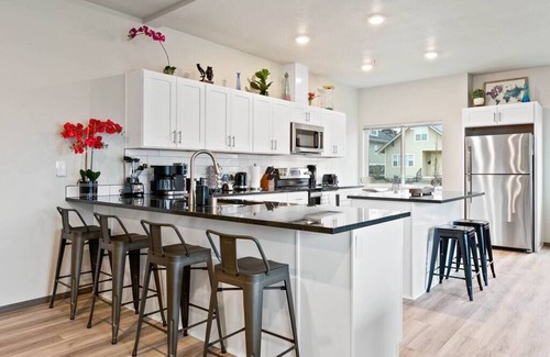 South Perry District Apartment | HUGE-Fun-Trendy Apt by Perry District & Downtown!