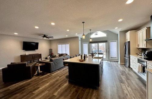 Columbia House | HUGE Getaway Home on 3 Acres - 10min to downtown