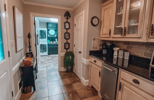Loganville House | Huge Home, Fire Pit, Hot Tub, New Weber Grill, 2 min from Kroger, 2 Living rooms