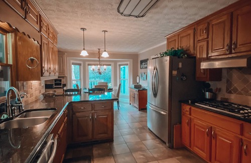 Loganville House | Huge Home, Fire Pit, Hot Tub, New Weber Grill, 2 min from Kroger, 2 Living rooms