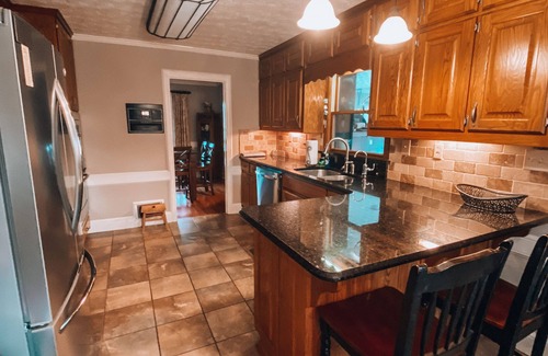 Loganville House | Huge Home, Fire Pit, Hot Tub, New Weber Grill, 2 min from Kroger, 2 Living rooms