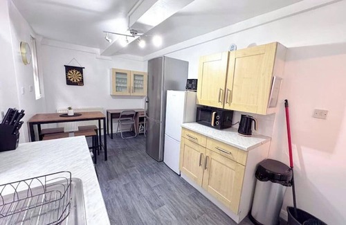 Headingley House | Huge Home Perfect for Working Away /large Roomsn