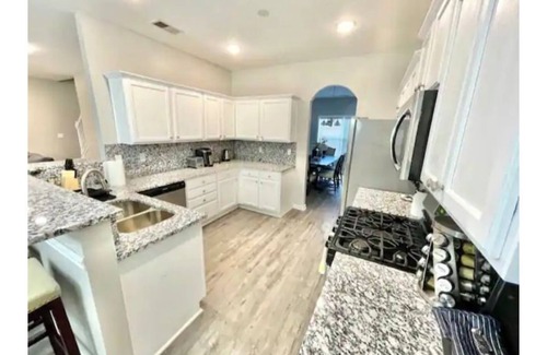 Douglasville House | Huge House for Groups, Teams, Six Flags & Sports