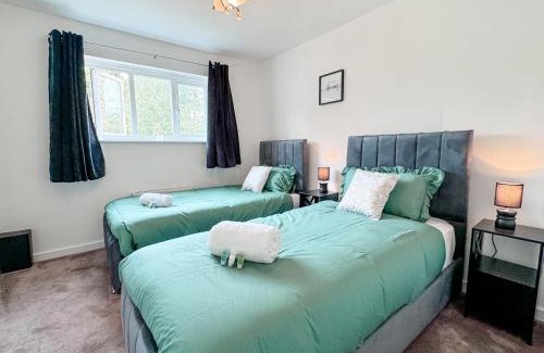 Middleton Apartment | Huge House - Free Parking - 4 bed 3 Bathroom - Leeds