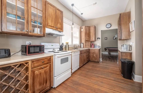 Third Ward House | Huge House in Uptown w/Billiards Room and Hot Tub