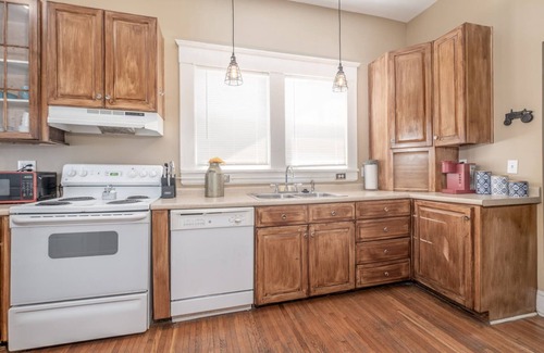 Third Ward House | Huge House in Uptown w/Billiards Room and Hot Tub