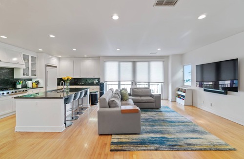 Silver Strand House | Huge house. Steps to the beach. Perfect Summer in LA.