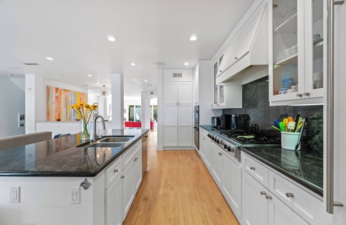 Silver Strand House | Huge house. Steps to the beach. Perfect Summer in LA.