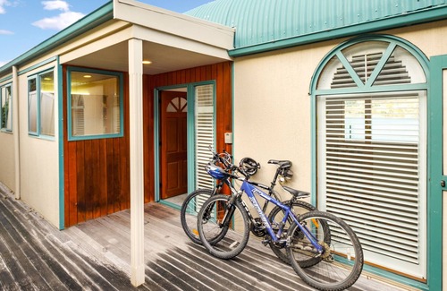 Queenstown Cottage | Huge Lakefront Delight - Queenstown Holiday Home