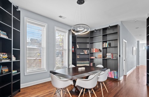 Sheffield and DePaul Condo | Huge Lincoln Park Space Sleeps 20 w/Parking