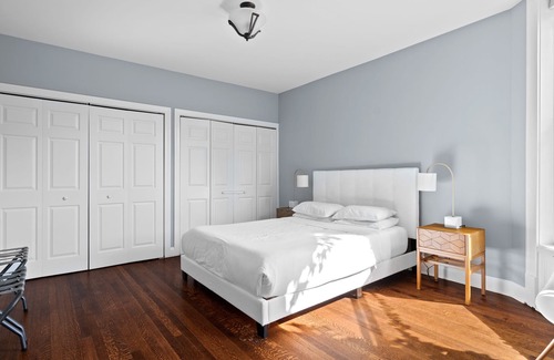 Sheffield and DePaul Condo | Huge Lincoln Park Space Sleeps 20 w/Parking