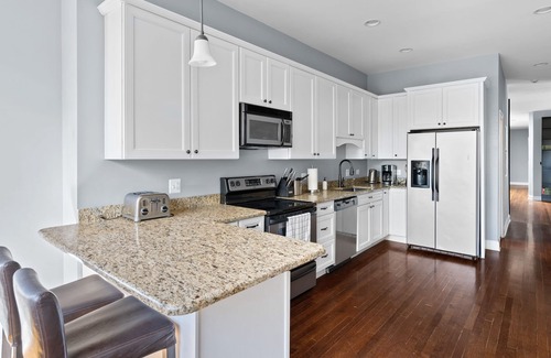 Sheffield and DePaul Condo | Huge Lincoln Park Space Sleeps 20 w/Parking